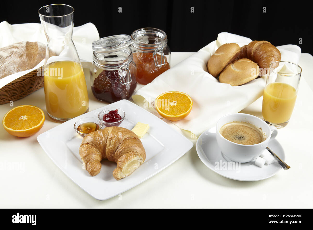 Frühstück mit Marmelade, Orangensaft und einem Croissant Stockfoto
