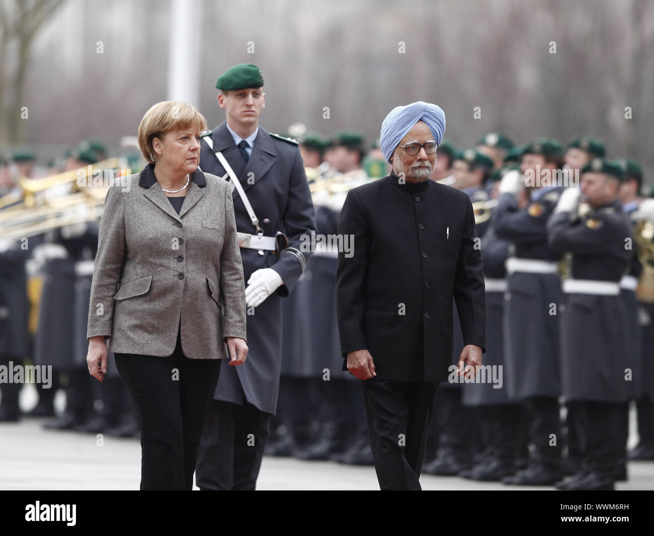 Indische PM Singh begrüßt mit militärischen Ehren. Stockfoto