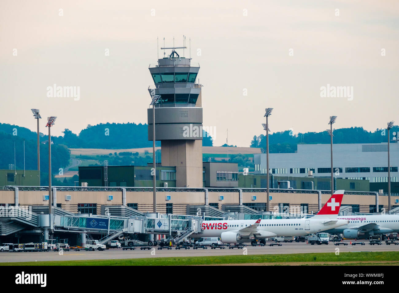 Zürich, Schweiz - 19. Juli 2018: Flughafen Zürich Gebäude Exterieur Landschaft am Tag Zeit Stockfoto