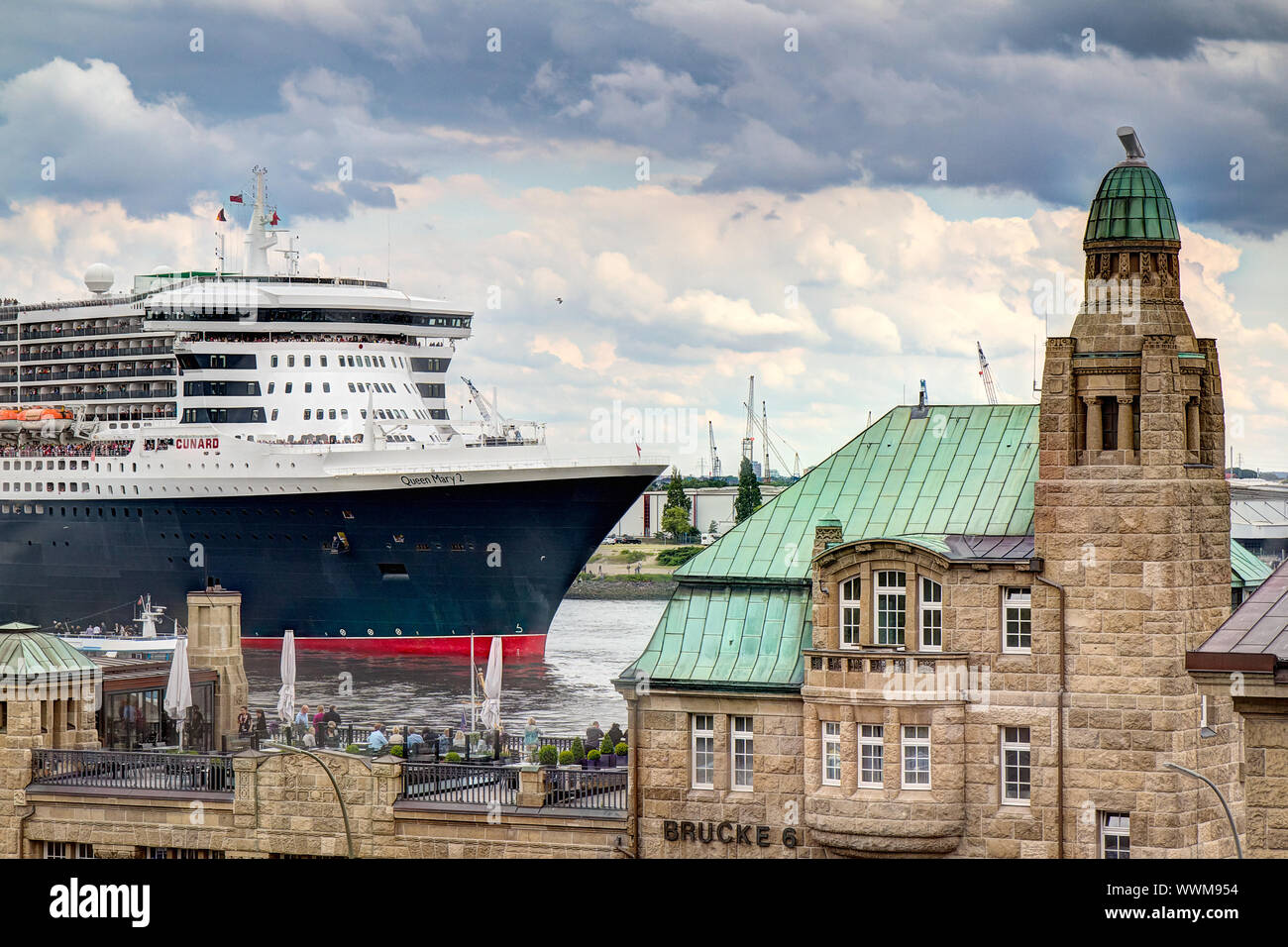 Queen Mary 2 in Hamburg, Deutschland Stockfoto