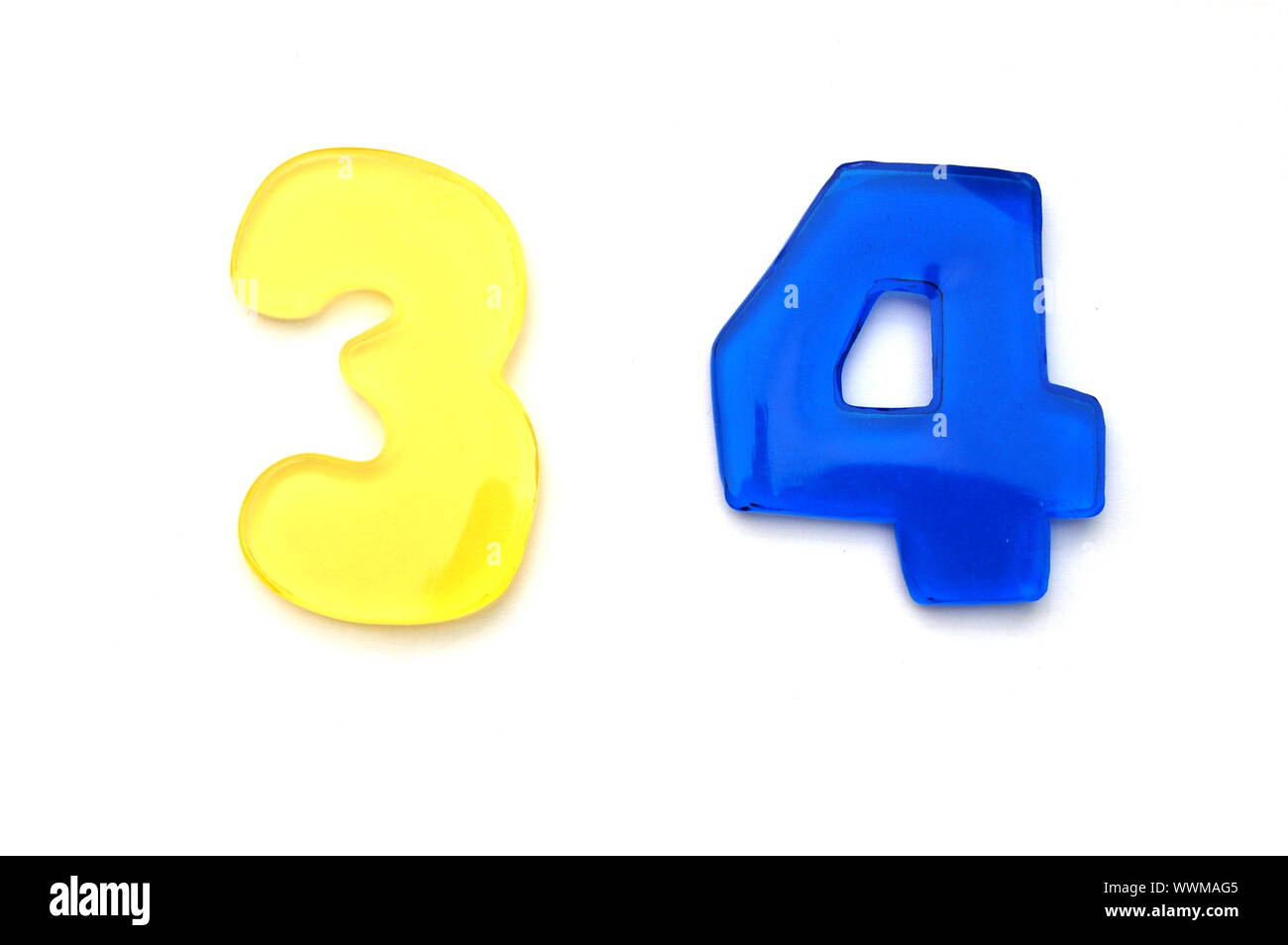 Buchstaben von A bis Z und die Zahlen von 0 bis 9 auf weißem Hintergrund Stockfoto