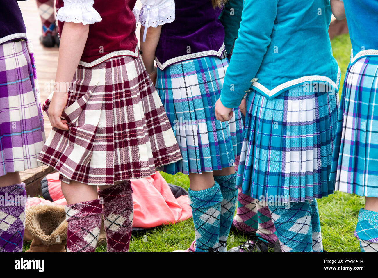 Junge Highland Dancing Girls tragen bunte kilts an der Highland Games in Peebles. Peebles, Scottish Borders, Schottland Stockfoto