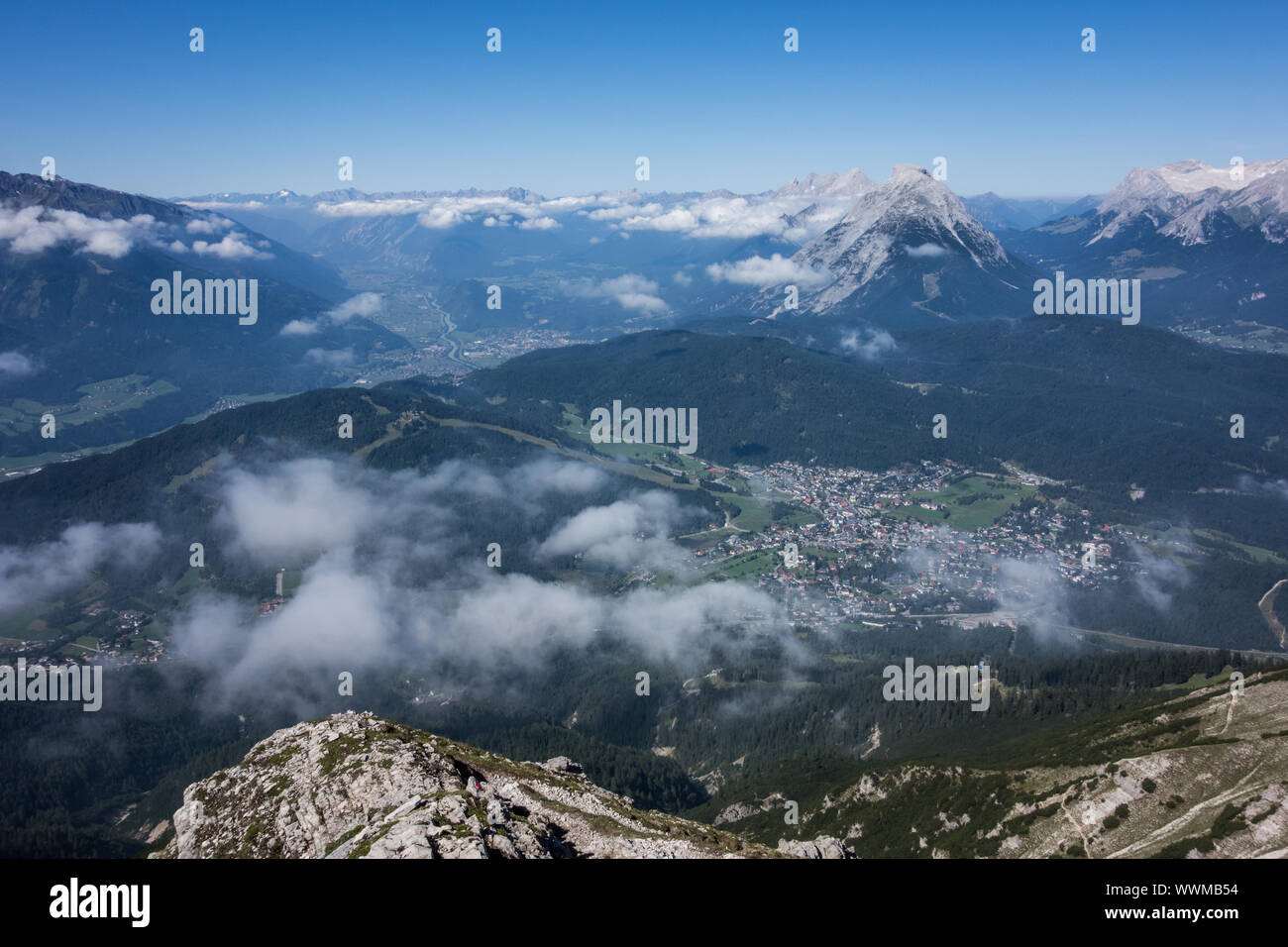 Blick von einem Berg in Tirol Stockfoto