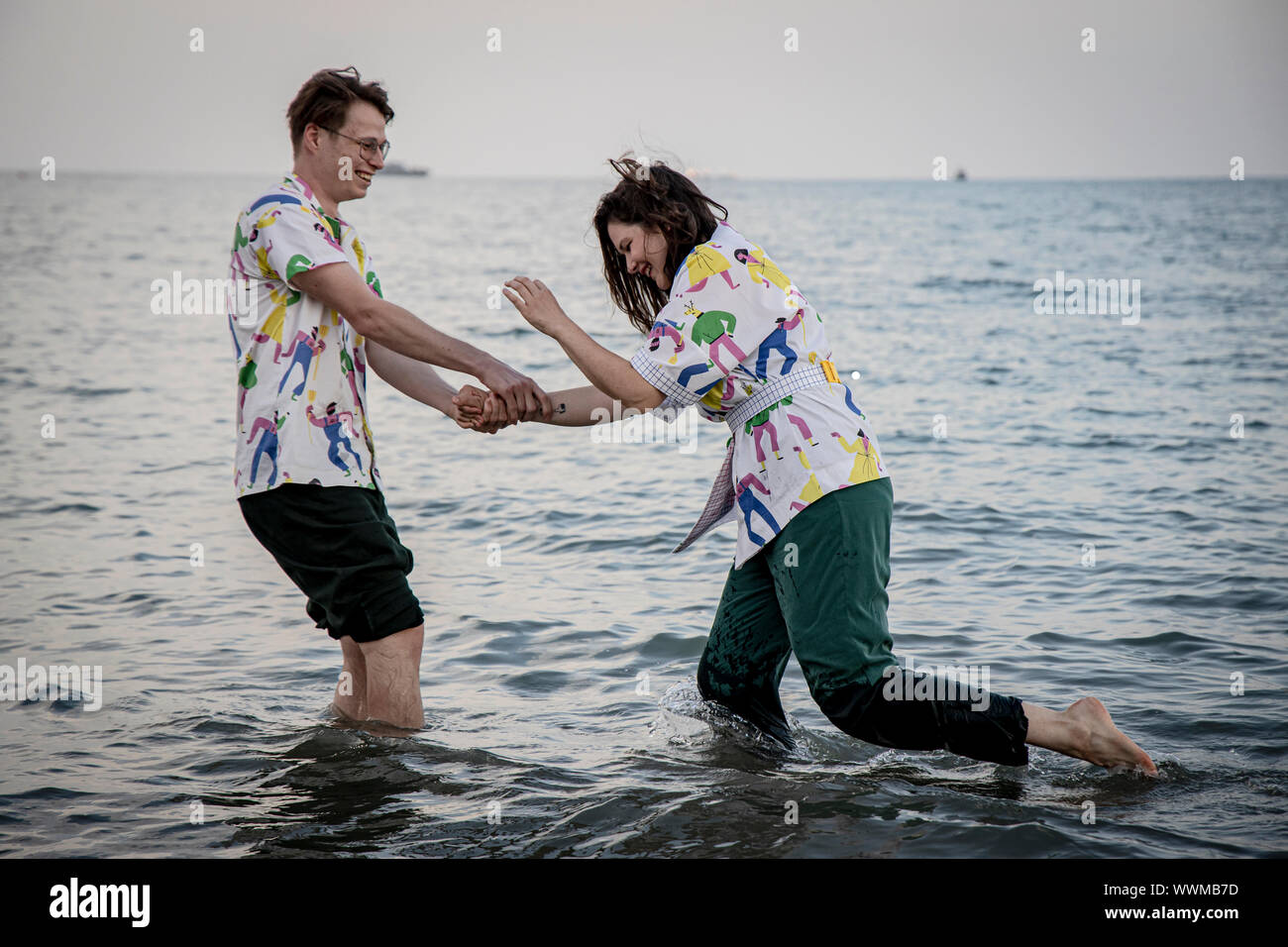 Autoren der h t geschieht" Short Film Michaela Mihalyiova, rechts, und David Stumpf posieren für den Fotografen auf der 76. Filmfestival von Venedig, auf S Stockfoto