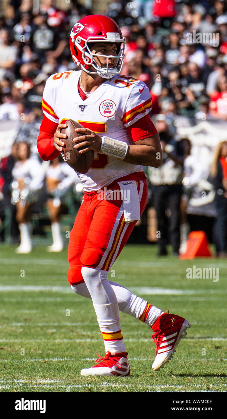 RingCentral Kolosseum Oakland, Calif, USA. 15 Sep, 2019. Usa Leiter Quarterback Patrick Mahomes (15) sieht für den tiefen Pass während der NFL Football Spiel zwischen Kansas City Chiefs und die Oakland Raiders 28-10 an RingCentral Kolosseum Oakland, Calif. Thurman James/CSM/Alamy leben Nachrichten Stockfoto