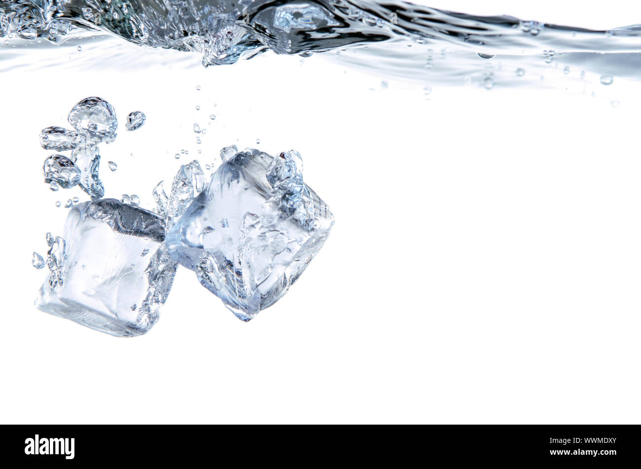 Ice Cube Splash ins kühle Wasser Stockfoto