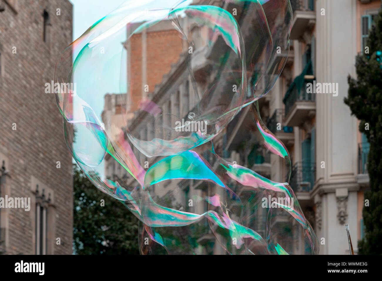 Nahaufnahme von seifenblasen an der alten, spanischen Stadt. Travel Blogger. Europäische Urlaub voller Lachen und Glück. Stockfoto
