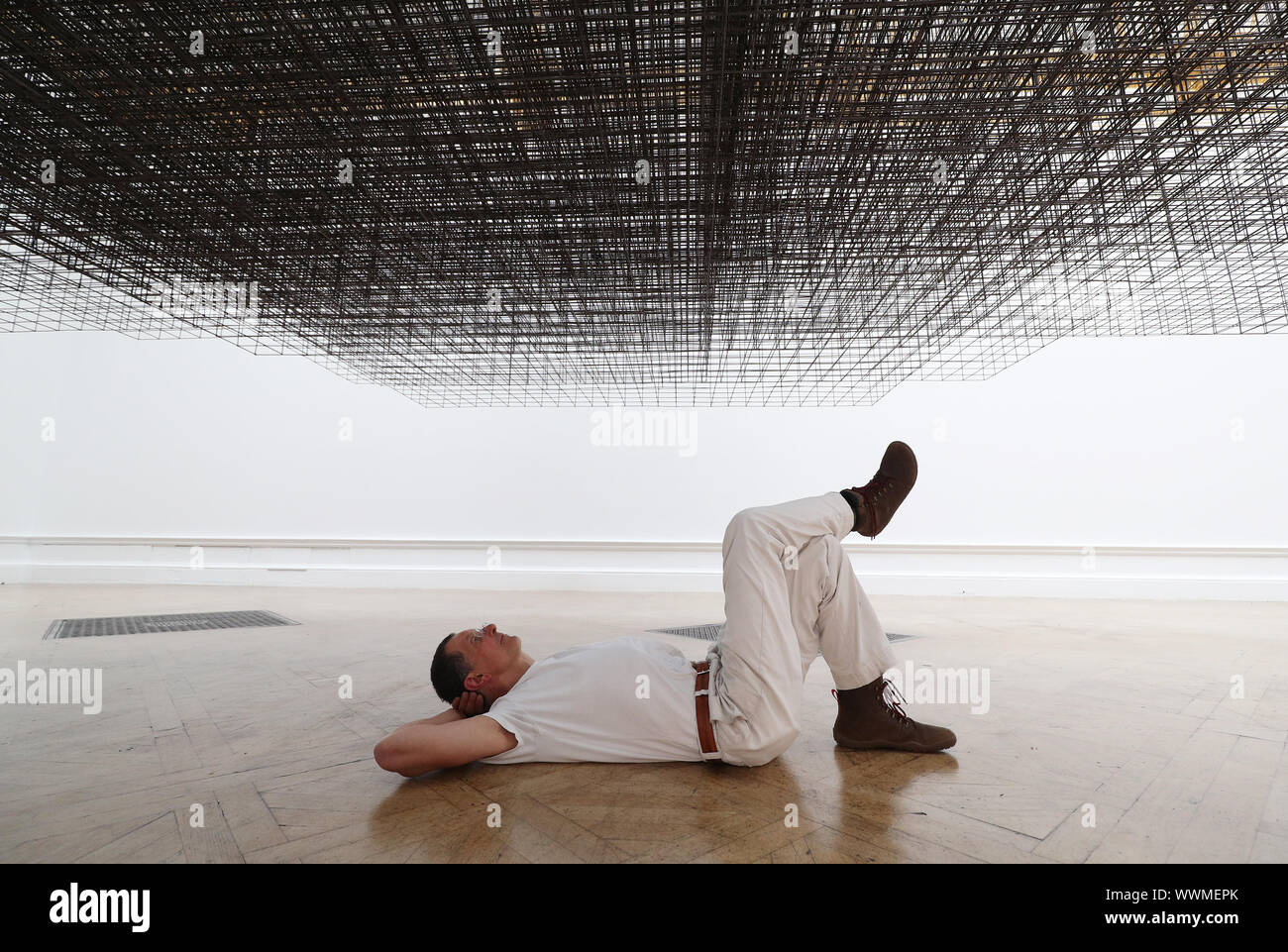 Der britische Bildhauer Antony Gormley stellt mit seiner Installation Matrix III (2019), während ein Foto für seine neue Ausstellung in der Königlichen Akademie der Künste in London. Stockfoto