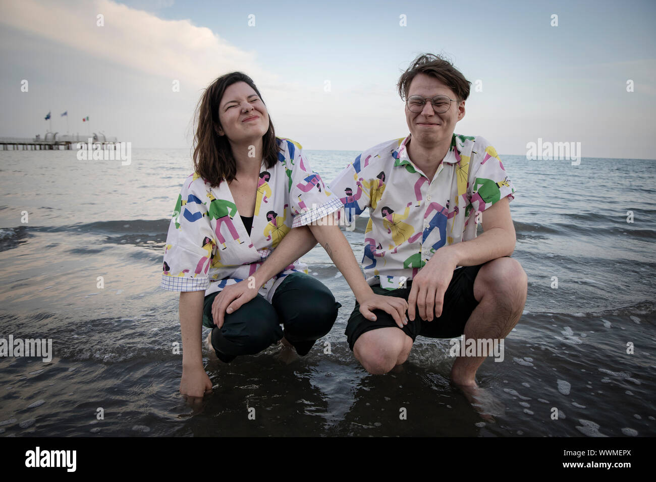 Autoren der h t geschieht" Short Film Michaela Mihalyiova, Links, und David Stumpf posieren für den Fotografen auf der 76. Filmfestival von Venedig, auf Se Stockfoto