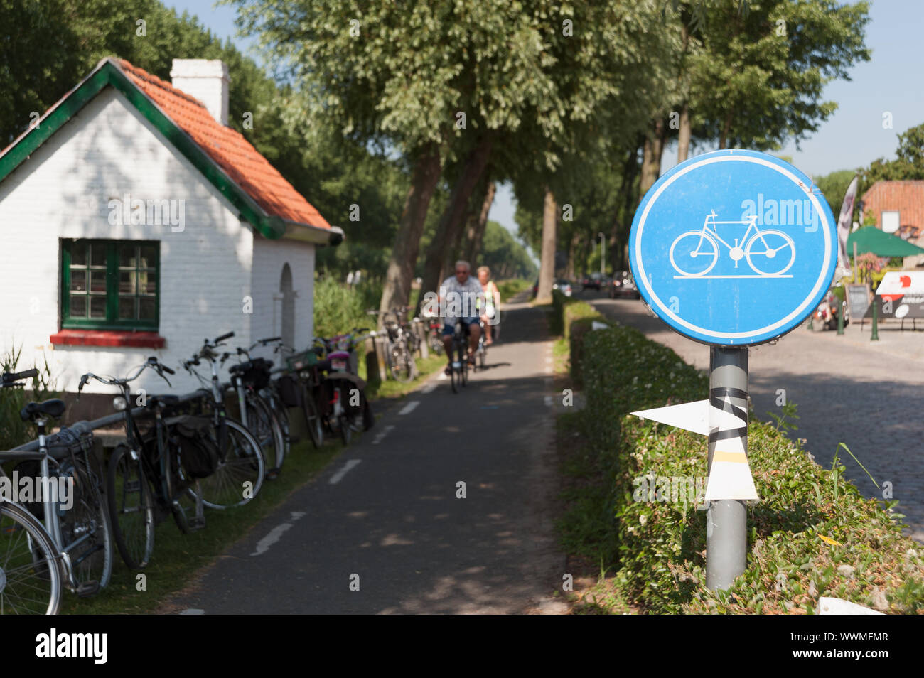 Menschen Zyklus auf einem Fahrrad entlang dem Napoleon Kanal in Damme. Stockfoto