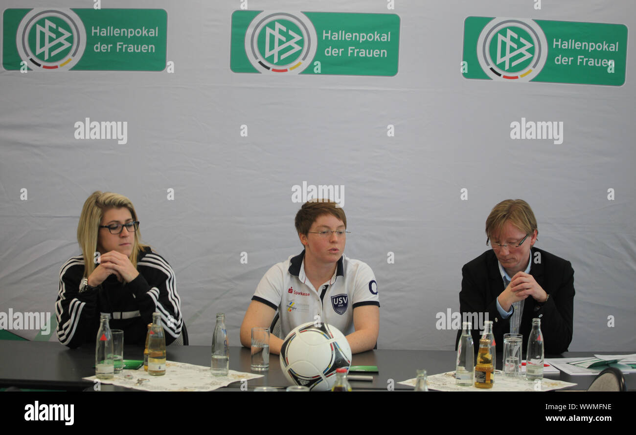 Luisa Wensing (VfL Wolfsburg), Susann Utes (FF USV Jena) und Annette Seitz Stockfoto