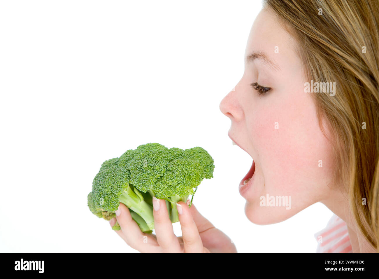 Teenager-Mädchen essen Brokkoli Stockfoto