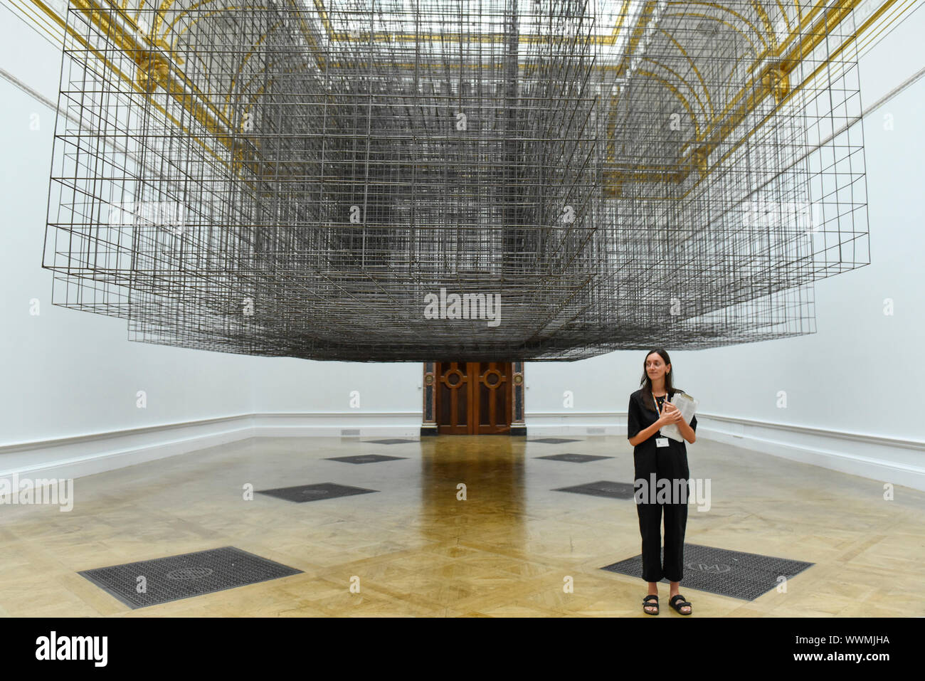 London, Großbritannien. 16. September 2019. Ein Mitarbeiter stellt neben 'Matrix III", 2019, von Antony Gormley. Vorschau auf eine neue Ausstellung von Antony Gormley an der Königlichen Akademie der Künste die Show bringen bestehende und speziell neue Werke konzipiert aus Zeichnung in Skulpturen zu experimentellen Umgebungen in allen 13 Zimmern des RA's wichtigsten Galerien 21. September angezeigt werden sollen, 3. Dezember 2019. Credit: Stephen Chung/Alamy leben Nachrichten Stockfoto