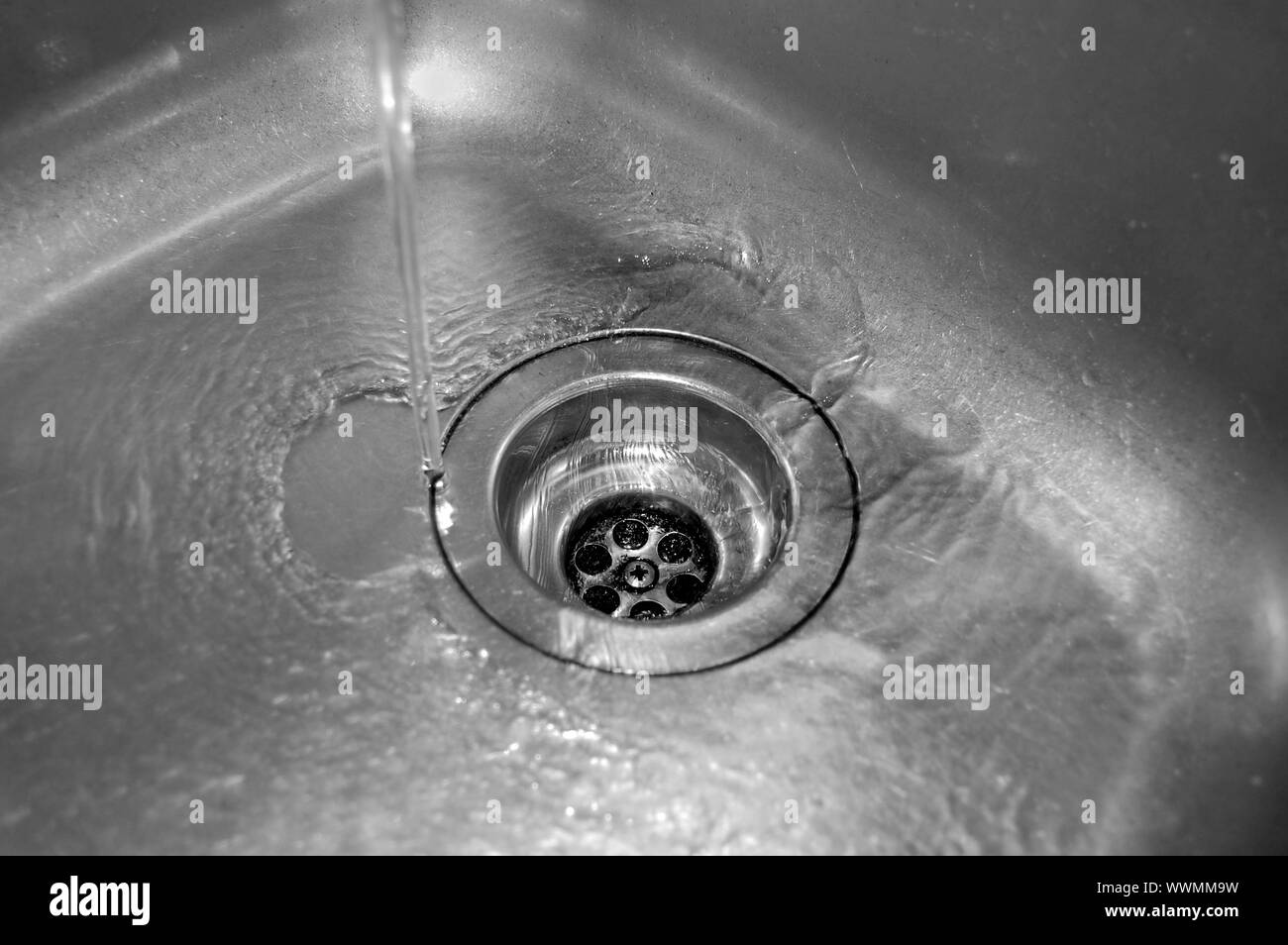 Wasserdurchfluss in den Abfluss in der Küche Stockfoto