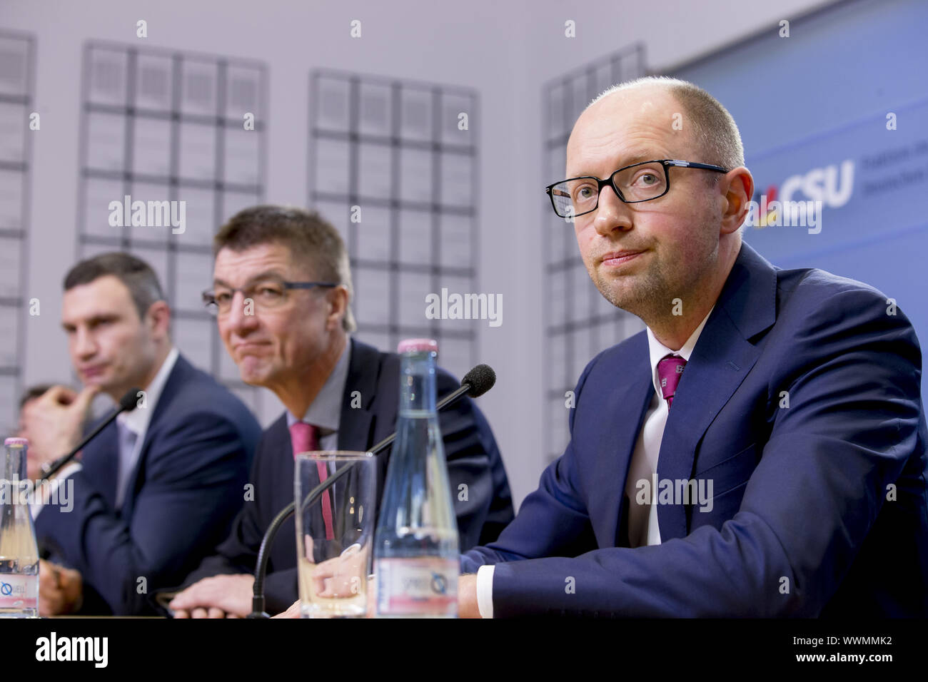 Der ukrainische Oppositionsführer Klitschko und Jazenjuk auf der Pressekonferenz in Berlin. Stockfoto