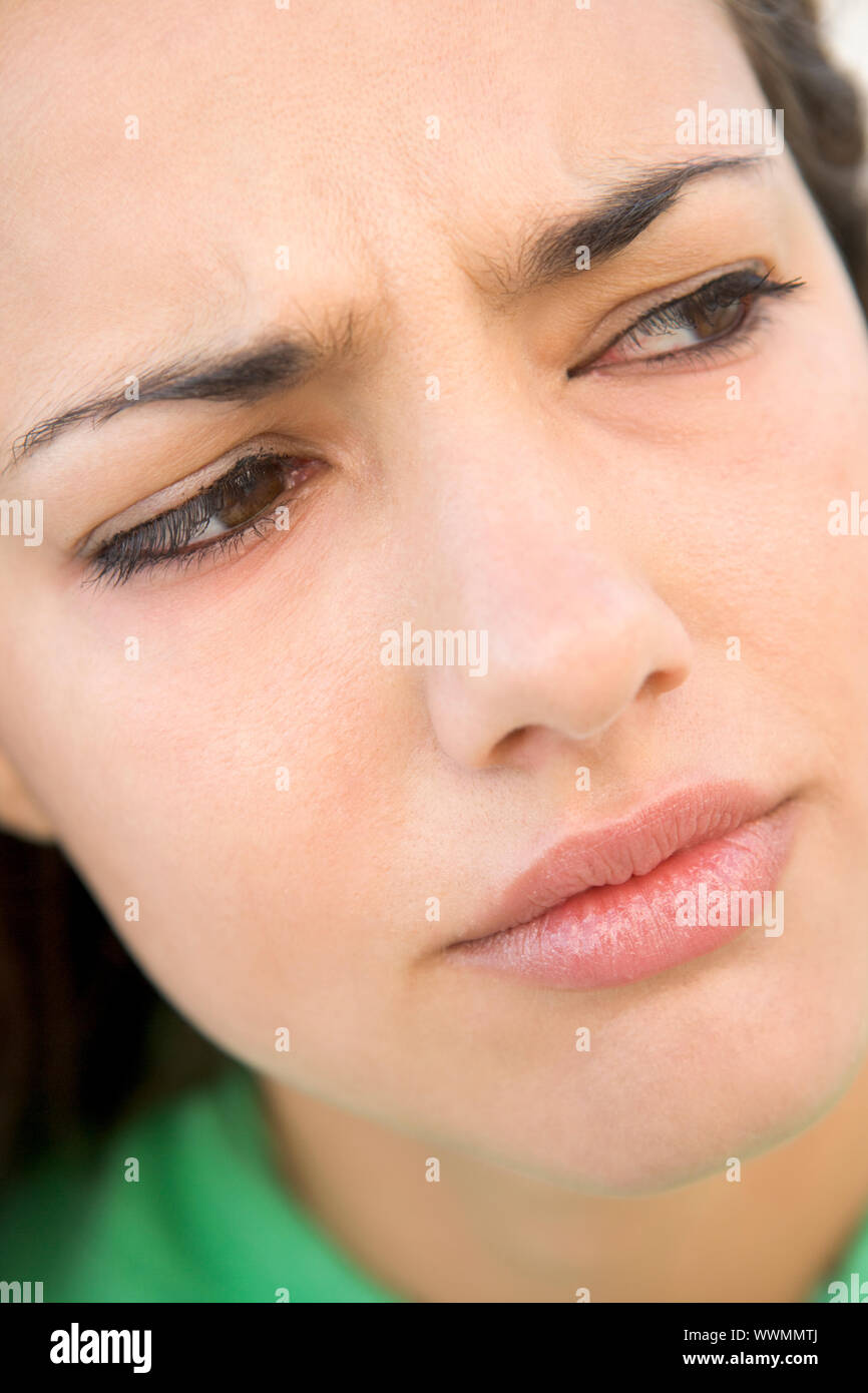 Kopfschuss Frau ein böses Gesicht Stockfoto