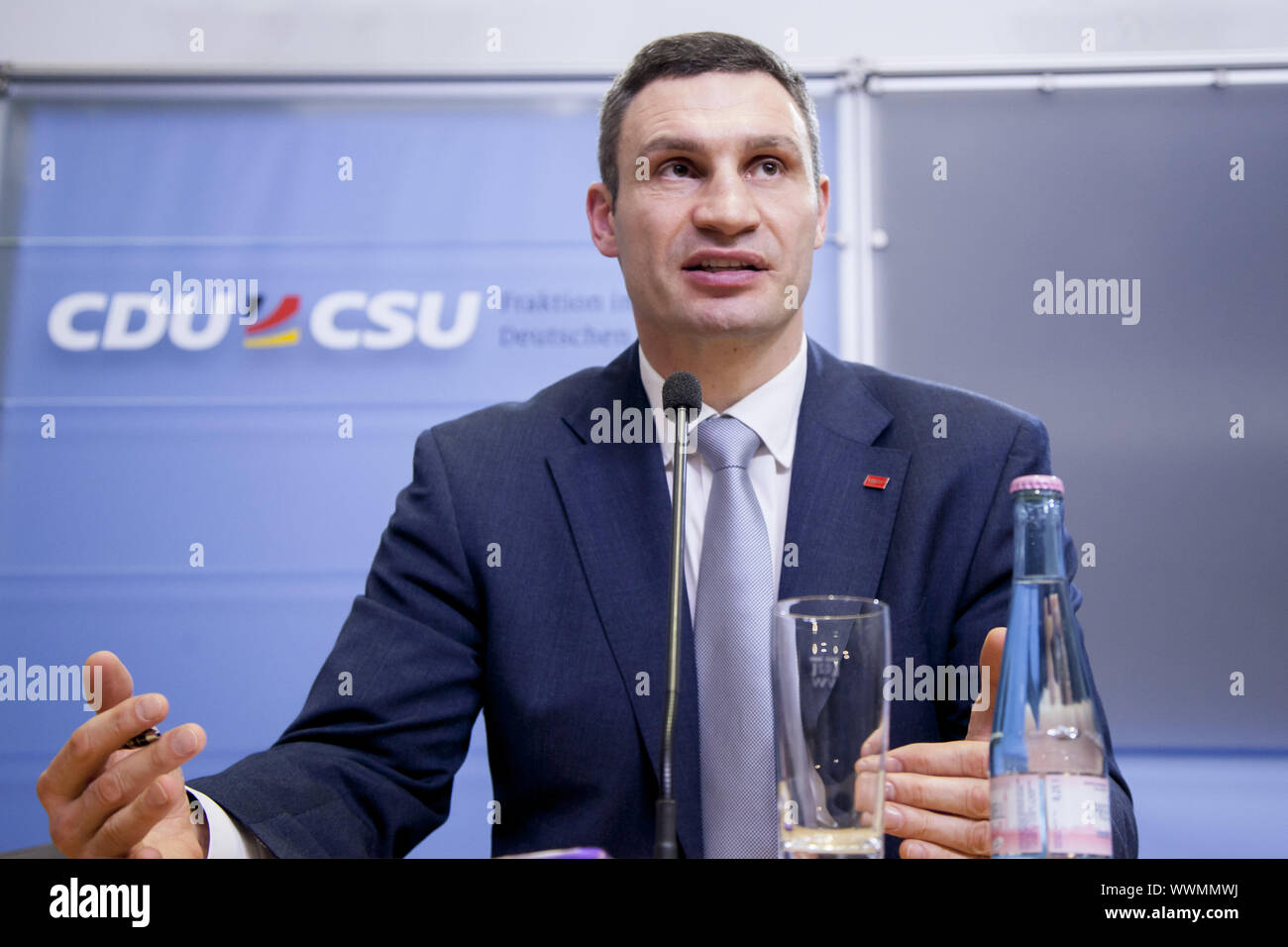 Der ukrainische Oppositionsführer Klitschko und Jazenjuk auf der Pressekonferenz in Berlin. Stockfoto