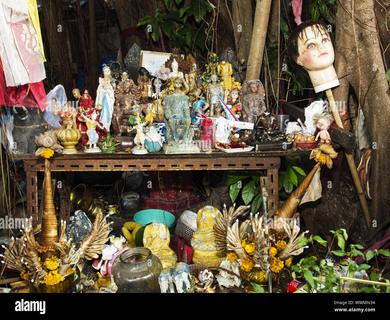 Buddhistischer Opfertisch Stockfoto