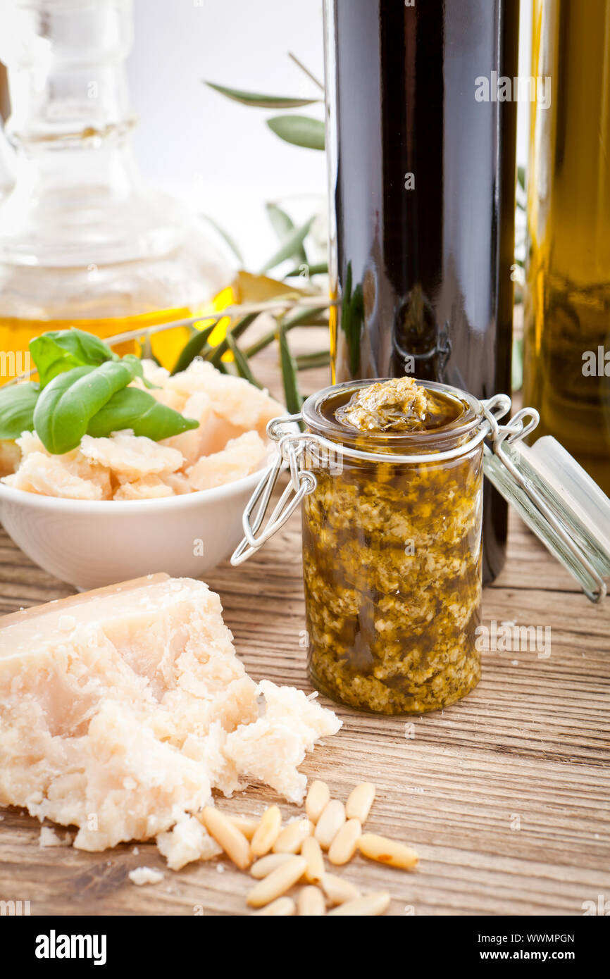 Tatsty geenen Oliven Parmesan und Olivenöl Stockfoto