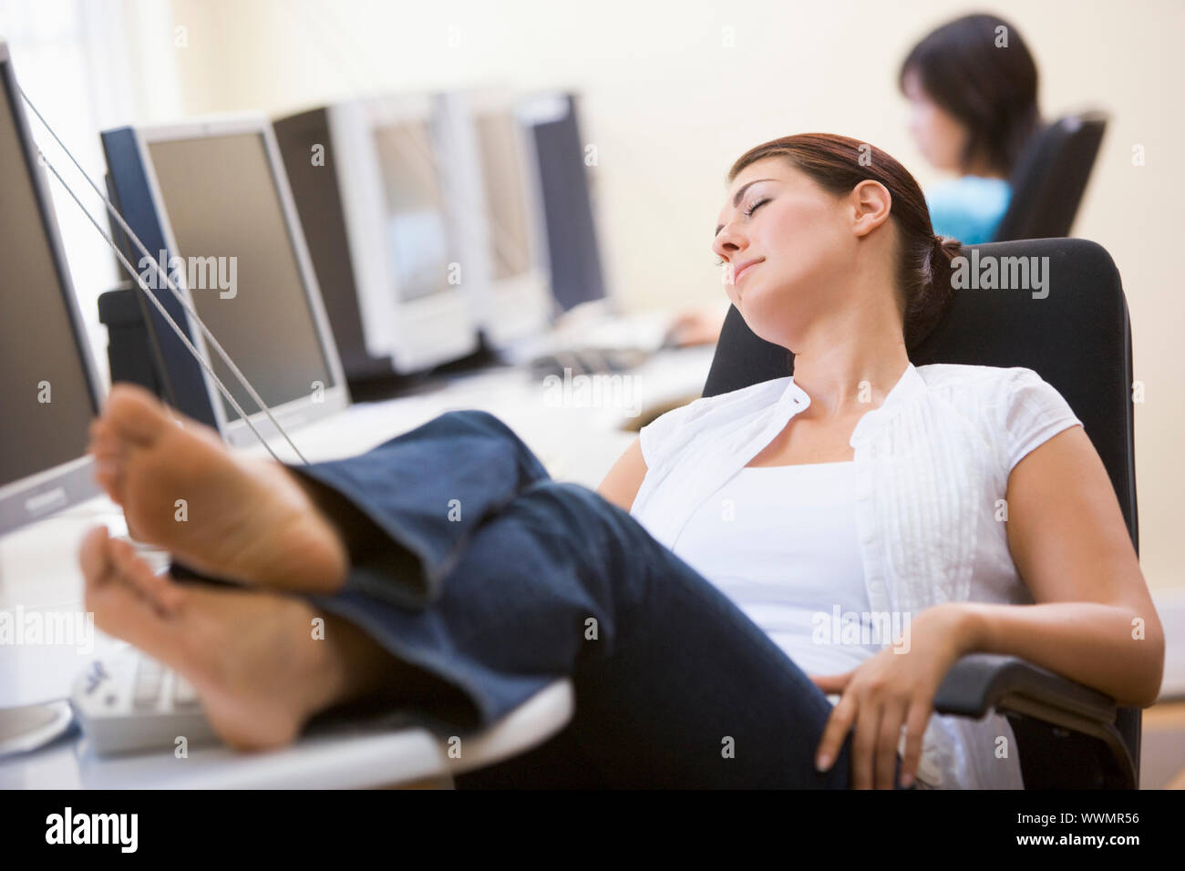Frau in Computer Zimmer schlafen Stockfoto