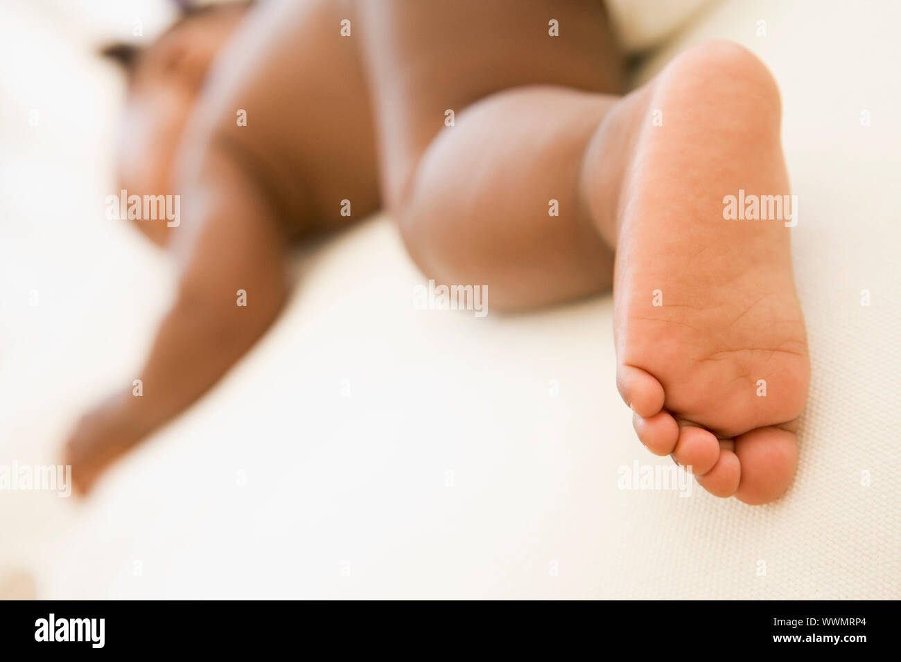 Baby schläft mit Fokus auf Fuß Stockfoto