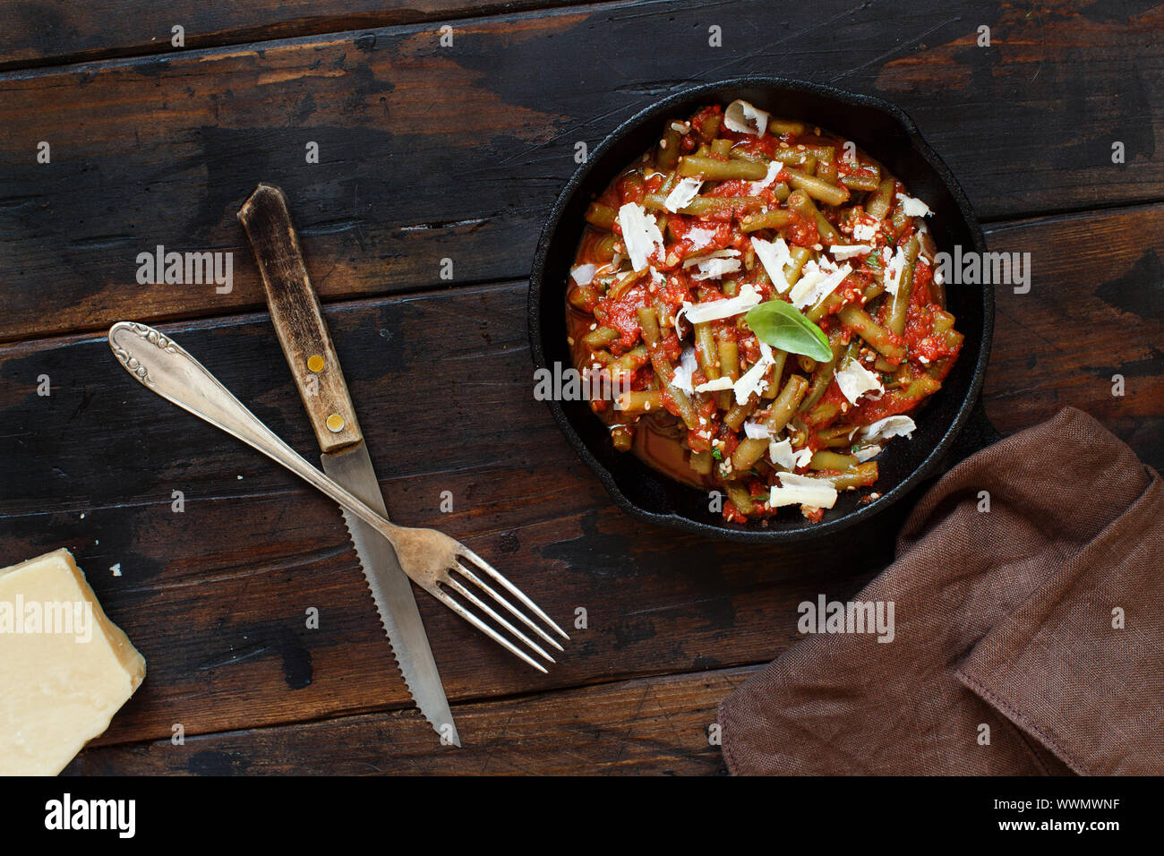 Bohnen mit Tomaten Eintopf Draufsicht auf einen dunklen Tisch Stockfoto