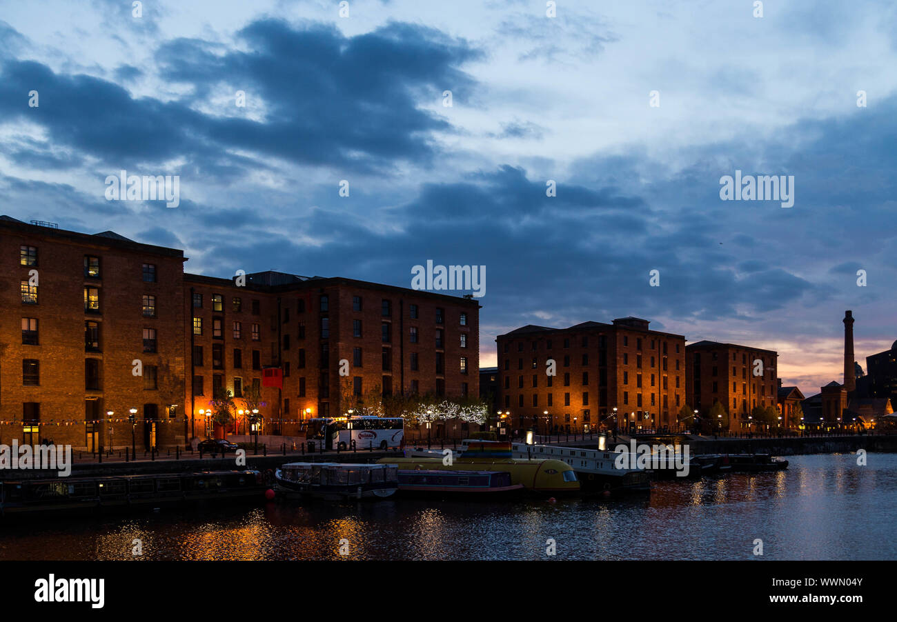 Die Royal Albert Dock in Liverpool in der Nacht Stockfoto