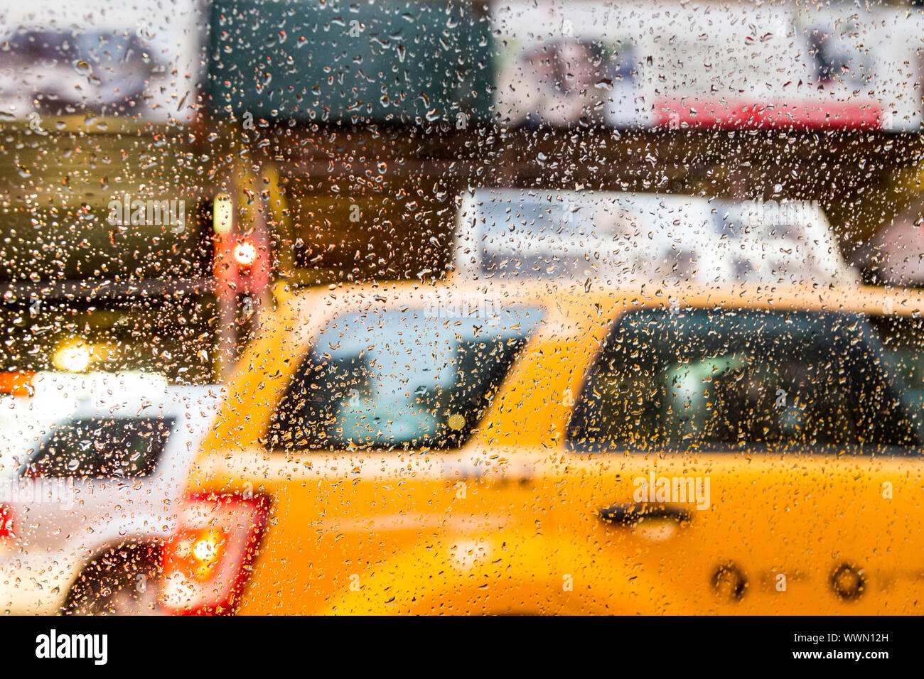 Taxi auf einem New Yorker Straße durch einen Regen durchnässt Fenster Stockfoto