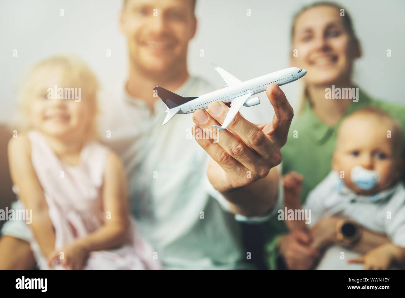 Reisen mit Kindern - junge, glückliche Familie Planung nächste Anreise mit dem Flugzeug Stockfoto