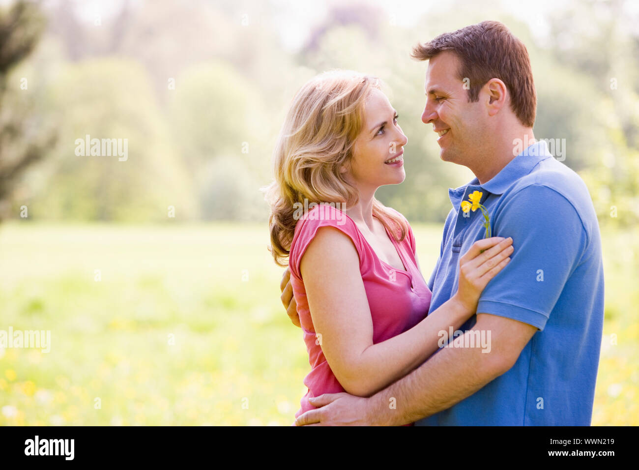 Paar, umarmen, draußen hält Blume Lächeln Stockfoto