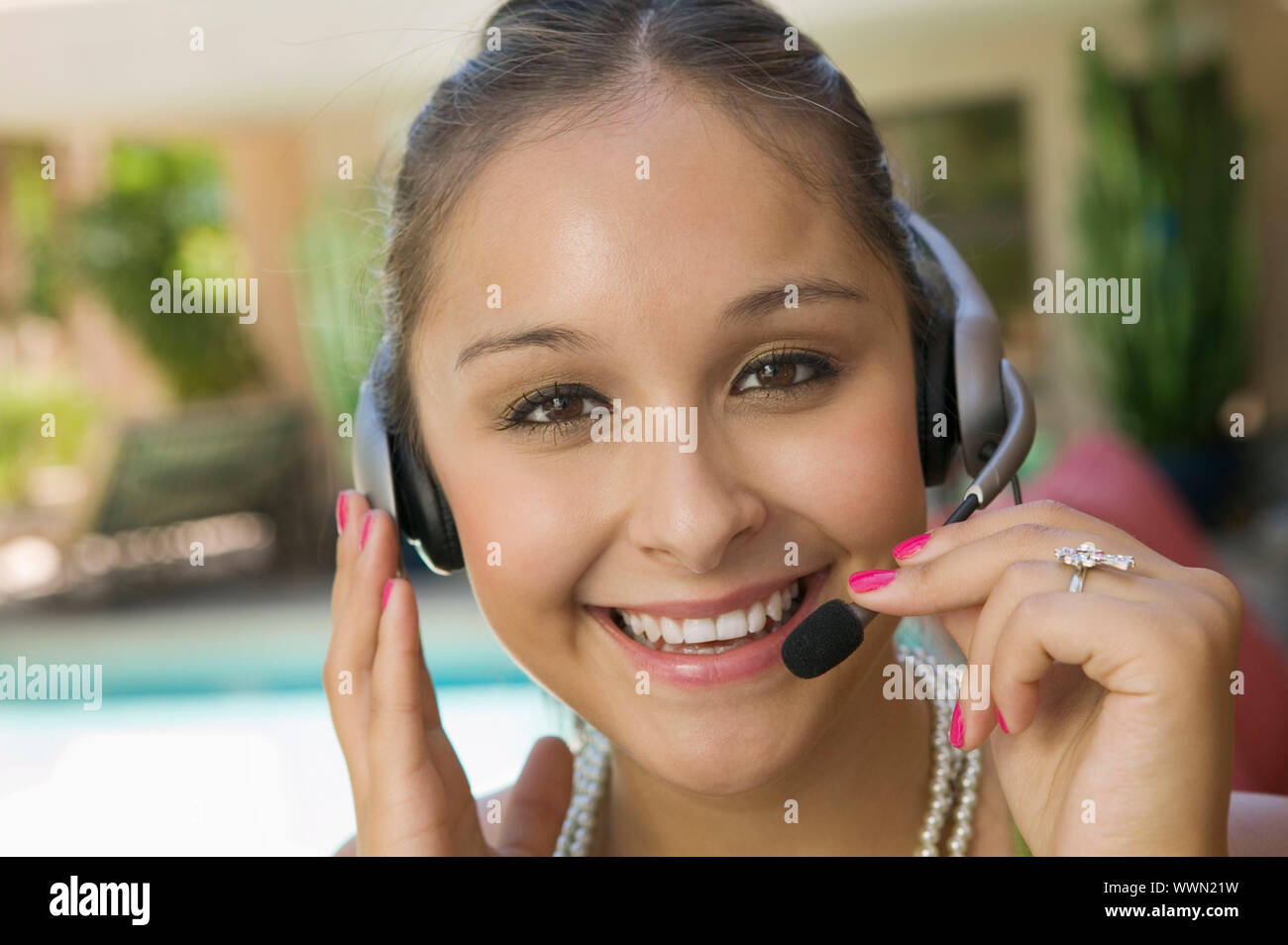 Frau mit Telefon Kopfhörer Stockfoto