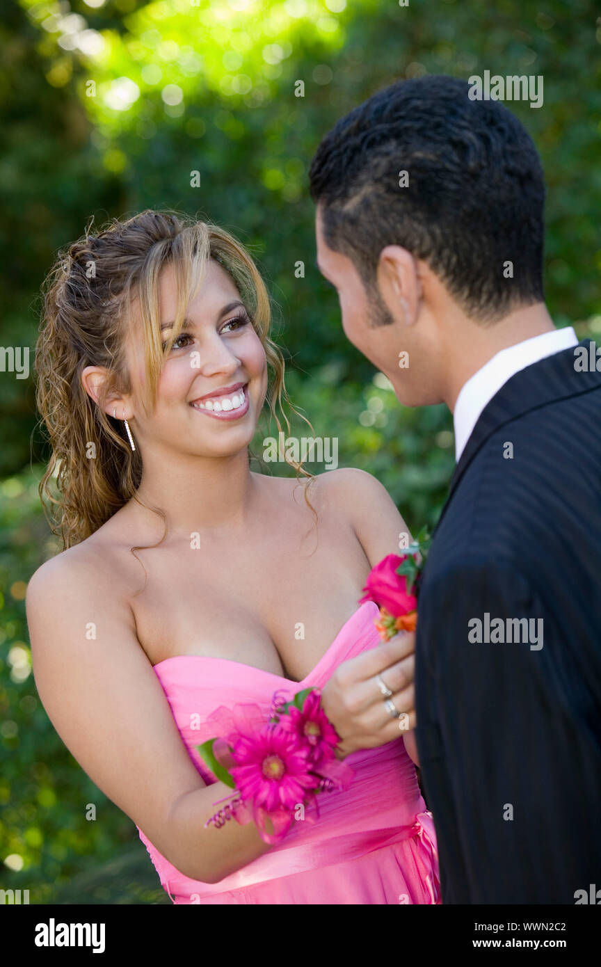 Teenager-Mädchen anheften Boutonniere auf Datum Stockfoto