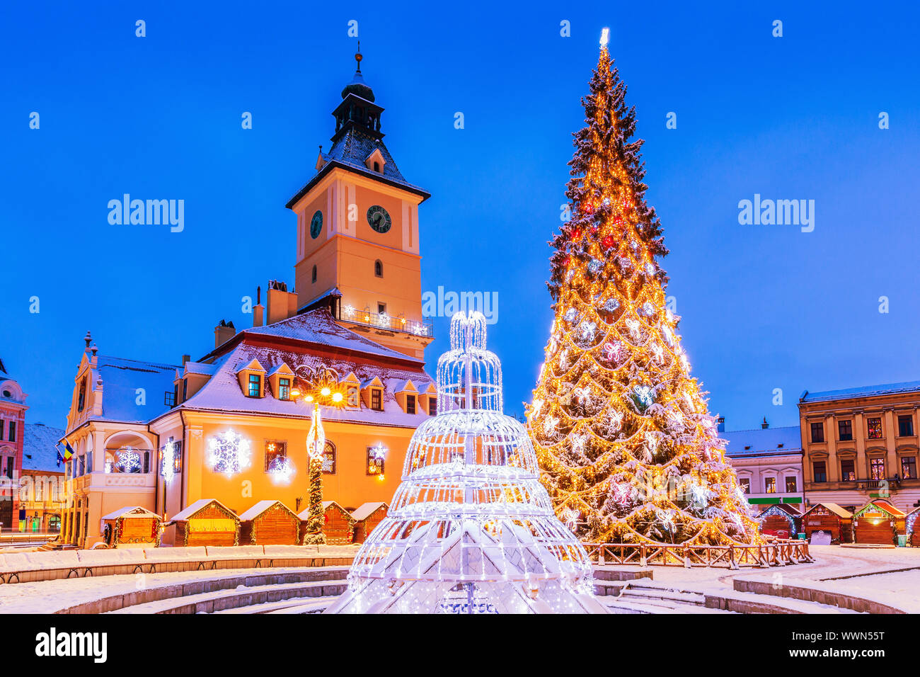 Brasov, Rumänien. Altstadt Weihnachtsmarkt in der Dämmerung. Stockfoto