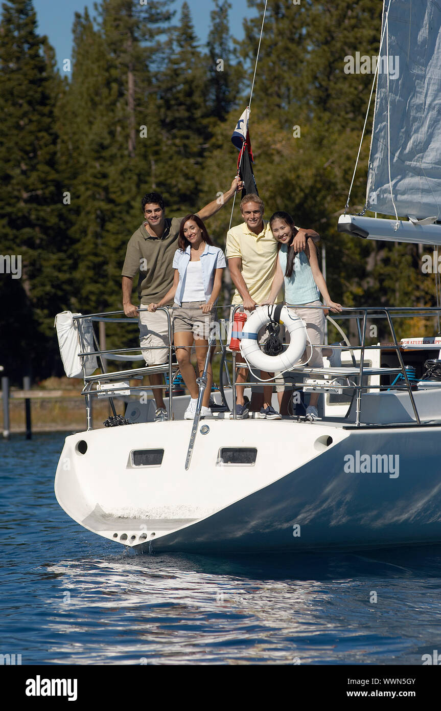 Freunde am Heck des Segelboot Stockfoto