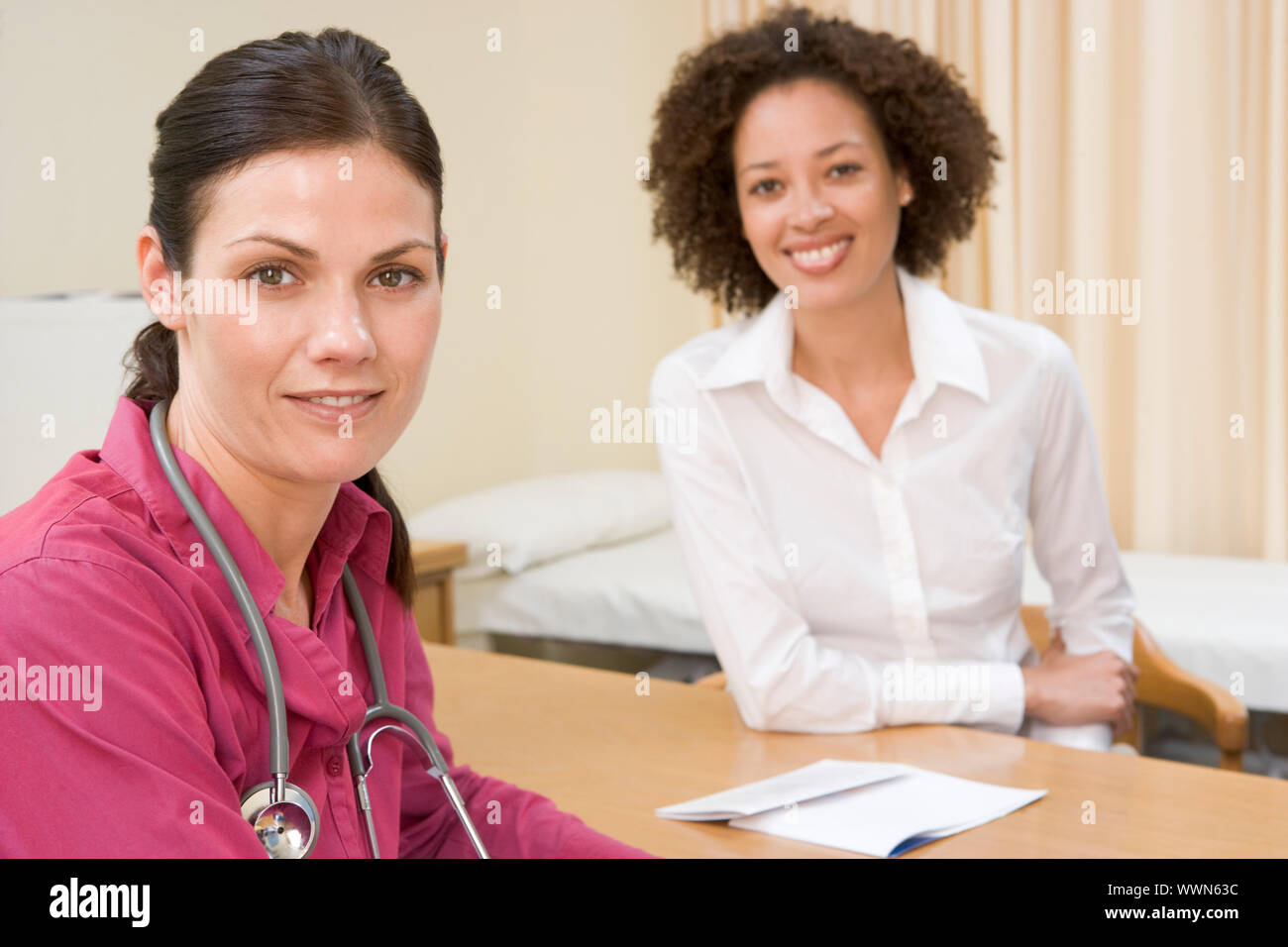Frau in Arztpraxis lächelnd Stockfoto