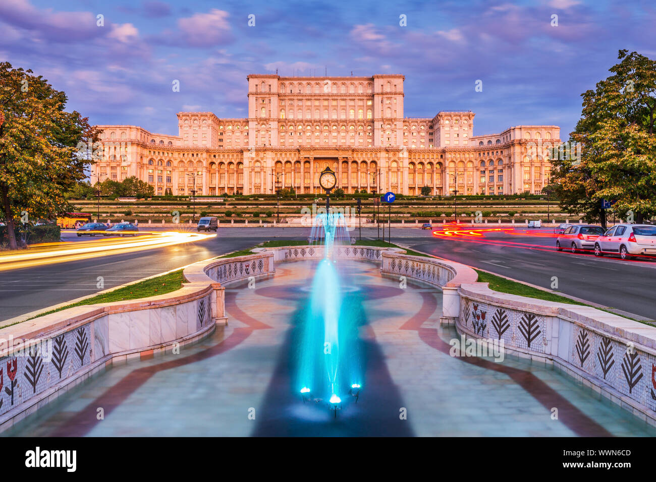 Bukarest, Rumänien. Der Palast des Parlaments bei Sonnenaufgang. Stockfoto