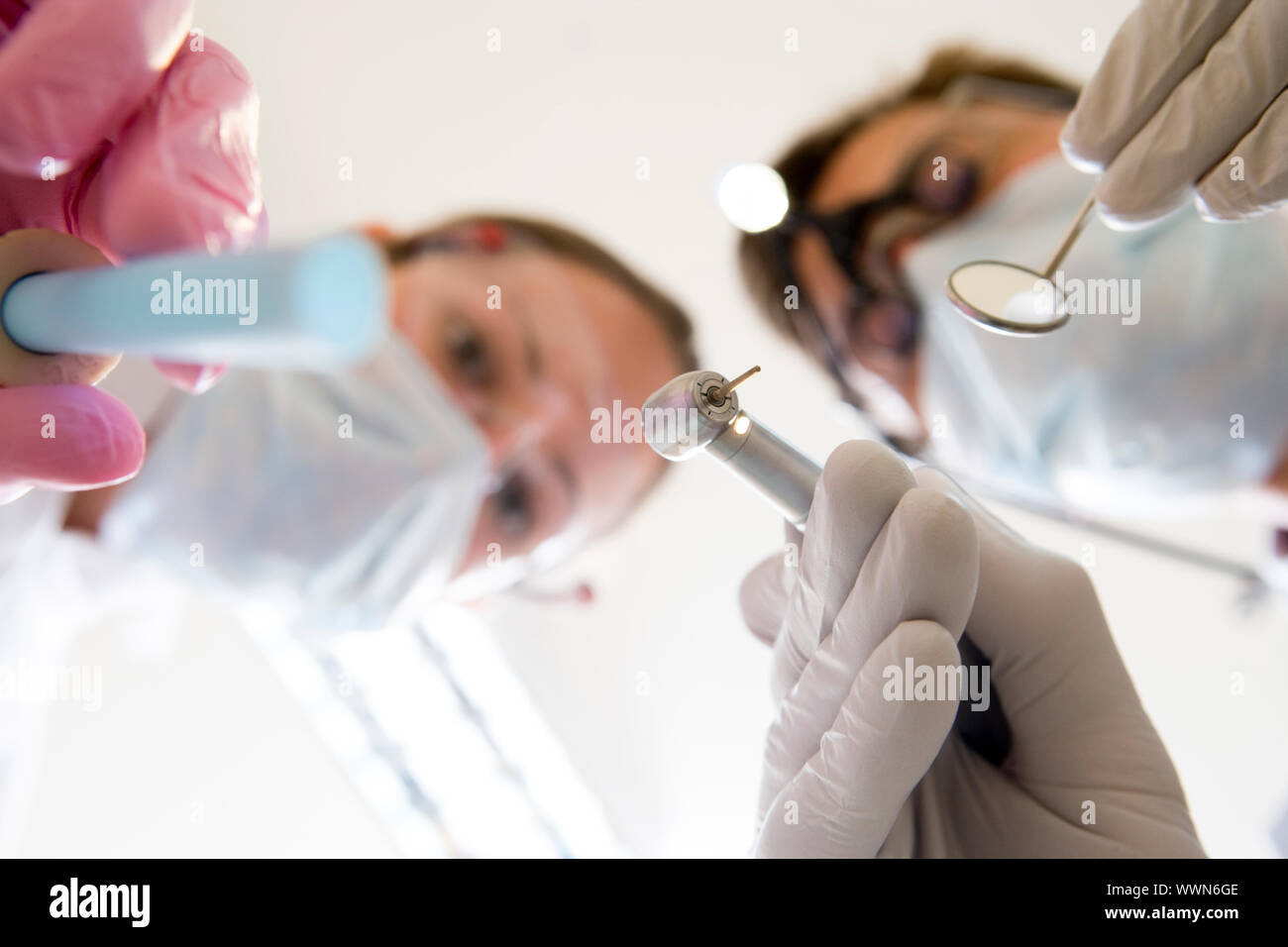 Zahnarzt und Assistenz mit Pick- and -Spiegel Stockfoto
