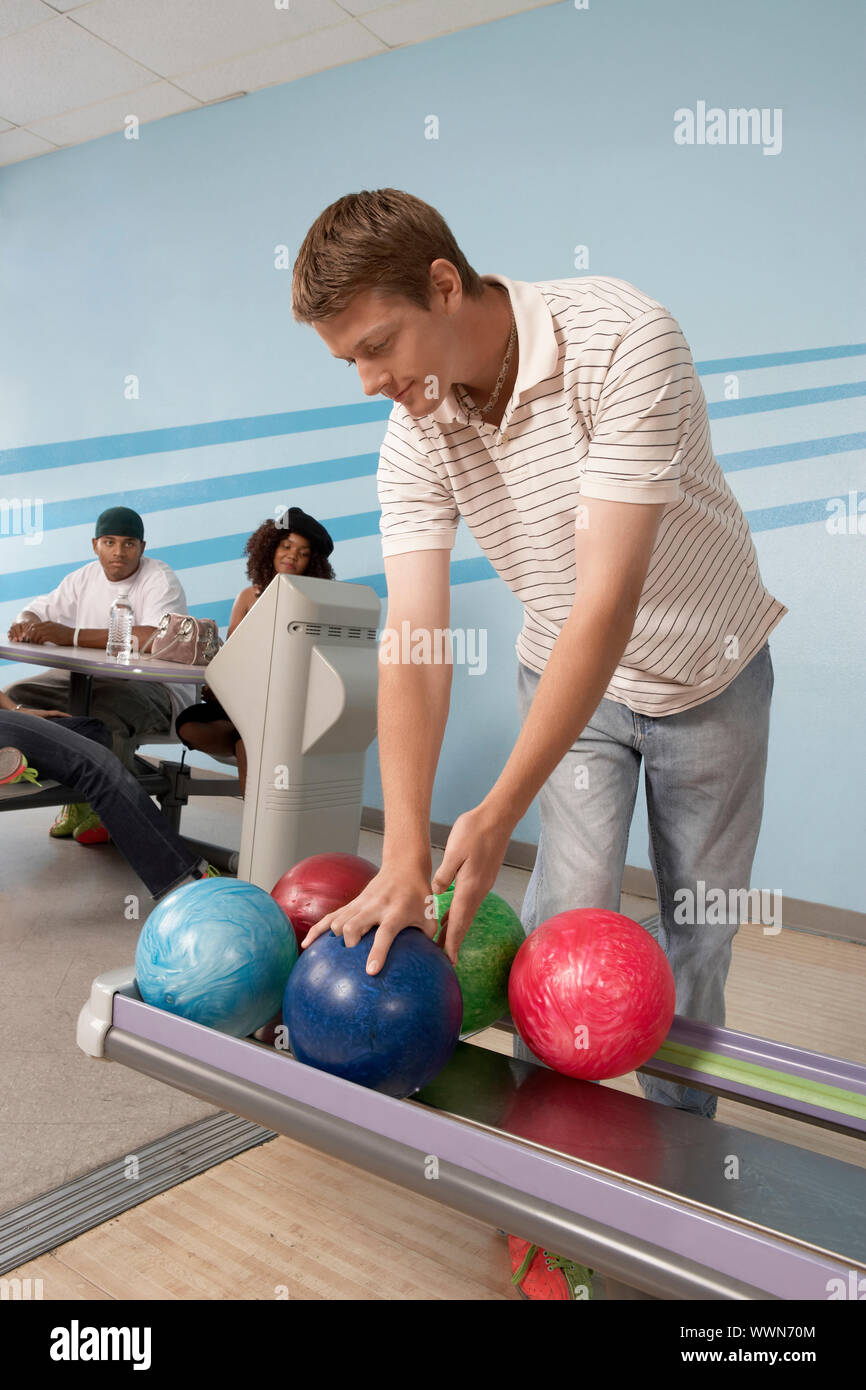 Junger Mann, Bowling Stockfoto