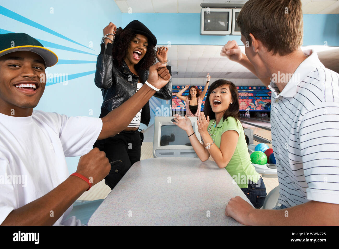 Gruppe von Freunden in eine Bowlingbahn Stockfoto