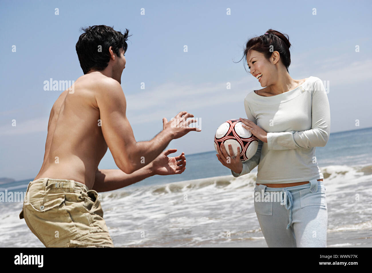 Paar mit Volleyball Stockfoto