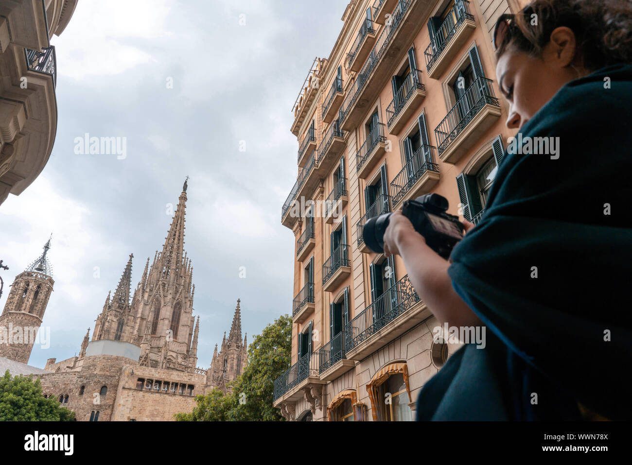 Attraktive Frau, schön Fotos machen an der alten, spanischen Stadt. Travel Blogger. Europäischen Ferien voller Glück. Stockfoto