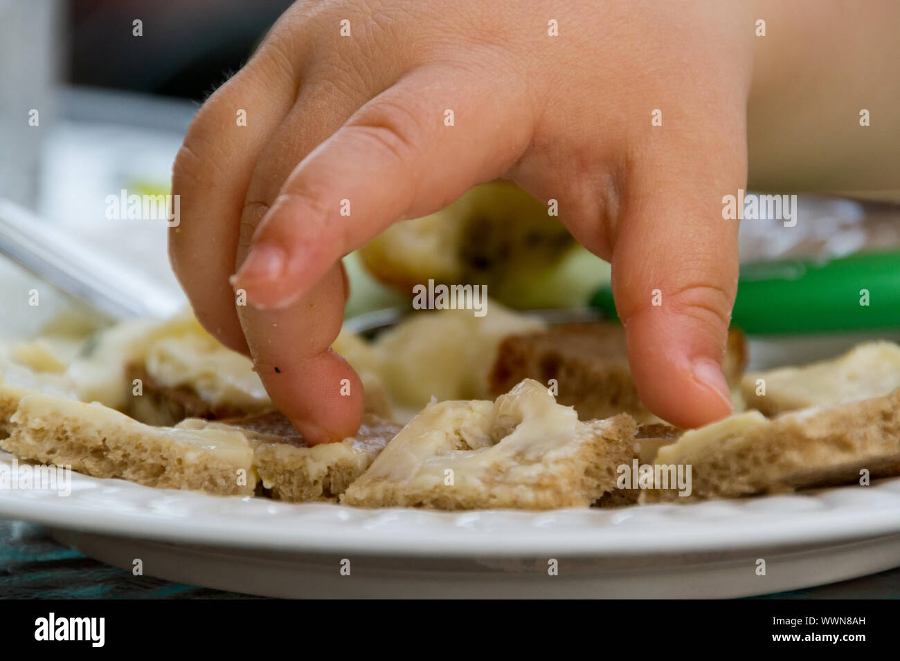Das Essen Kinder Finger Stockfoto