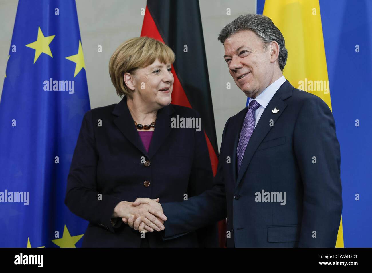 Santos von Kolumbien und Merkel der Deutschen an der Presse in Berlin. Stockfoto