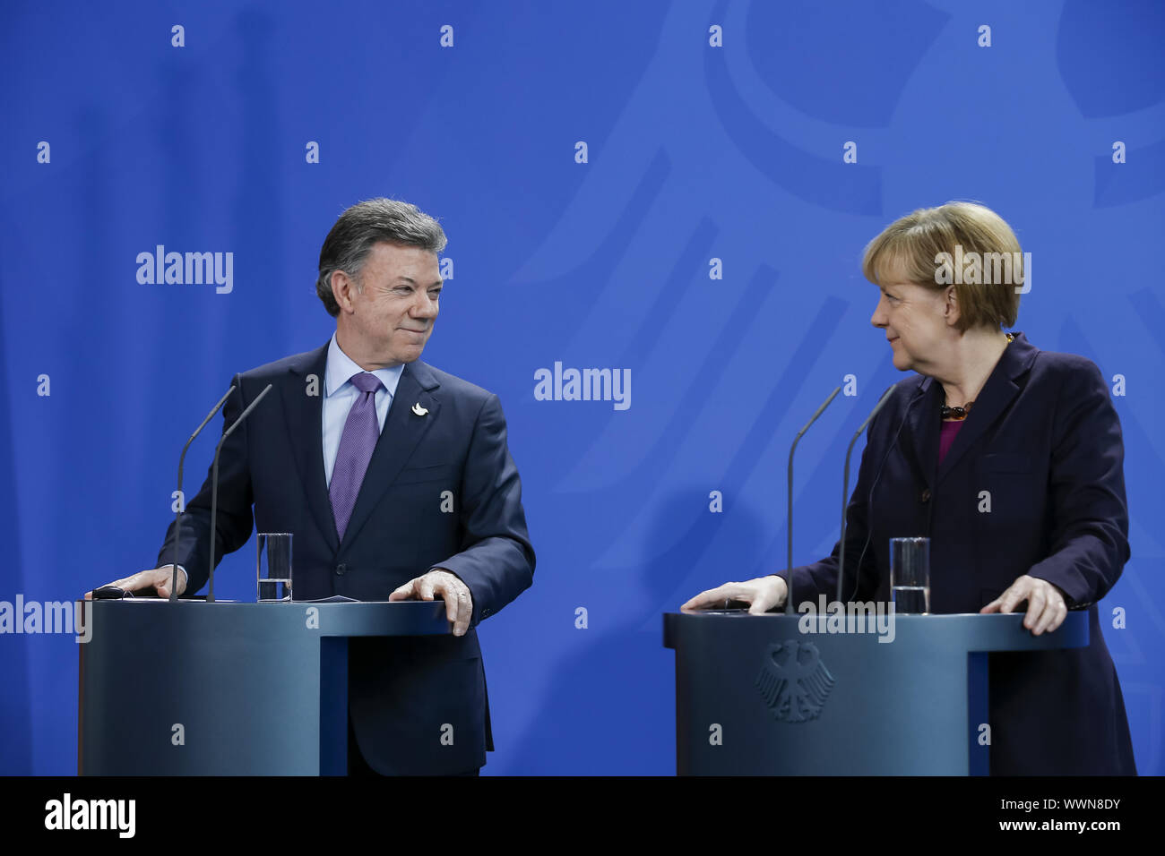Santos von Kolumbien und Merkel der Deutschen an der Presse in Berlin. Stockfoto