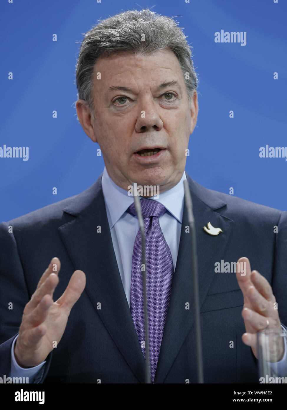 Santos von Kolumbien und Merkel der Deutschen an der Presse in Berlin. Stockfoto