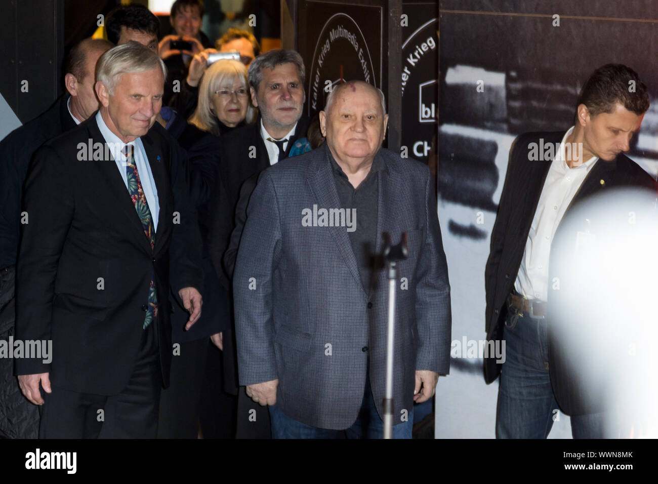 Gorbatschow visits Checkpoint Charlie in Berlin. Stockfoto