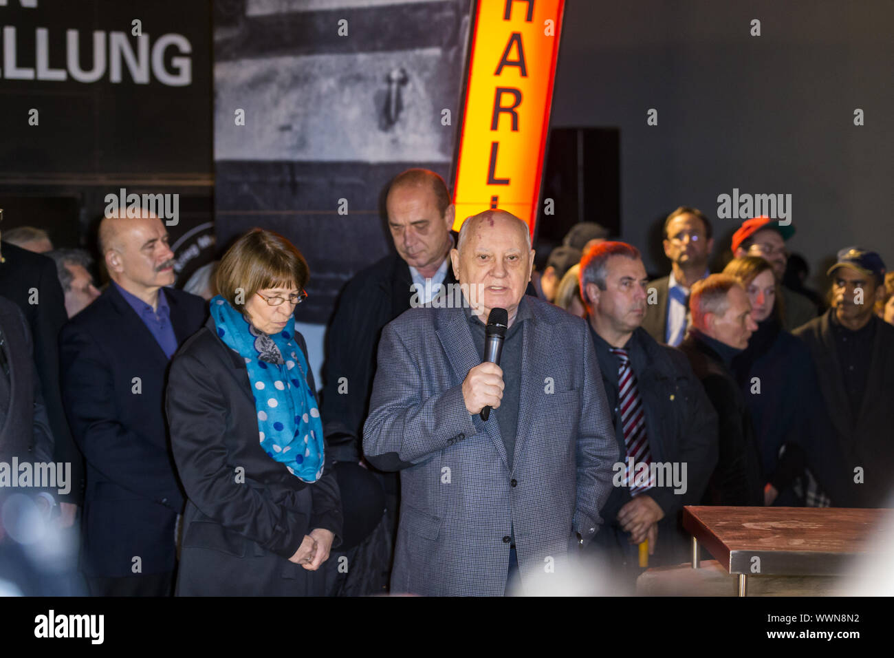 Gorbatschow visits Checkpoint Charlie in Berlin. Stockfoto