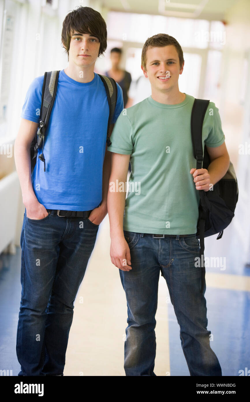Männliche Studenten in der Universität Korridor stehend Stockfoto