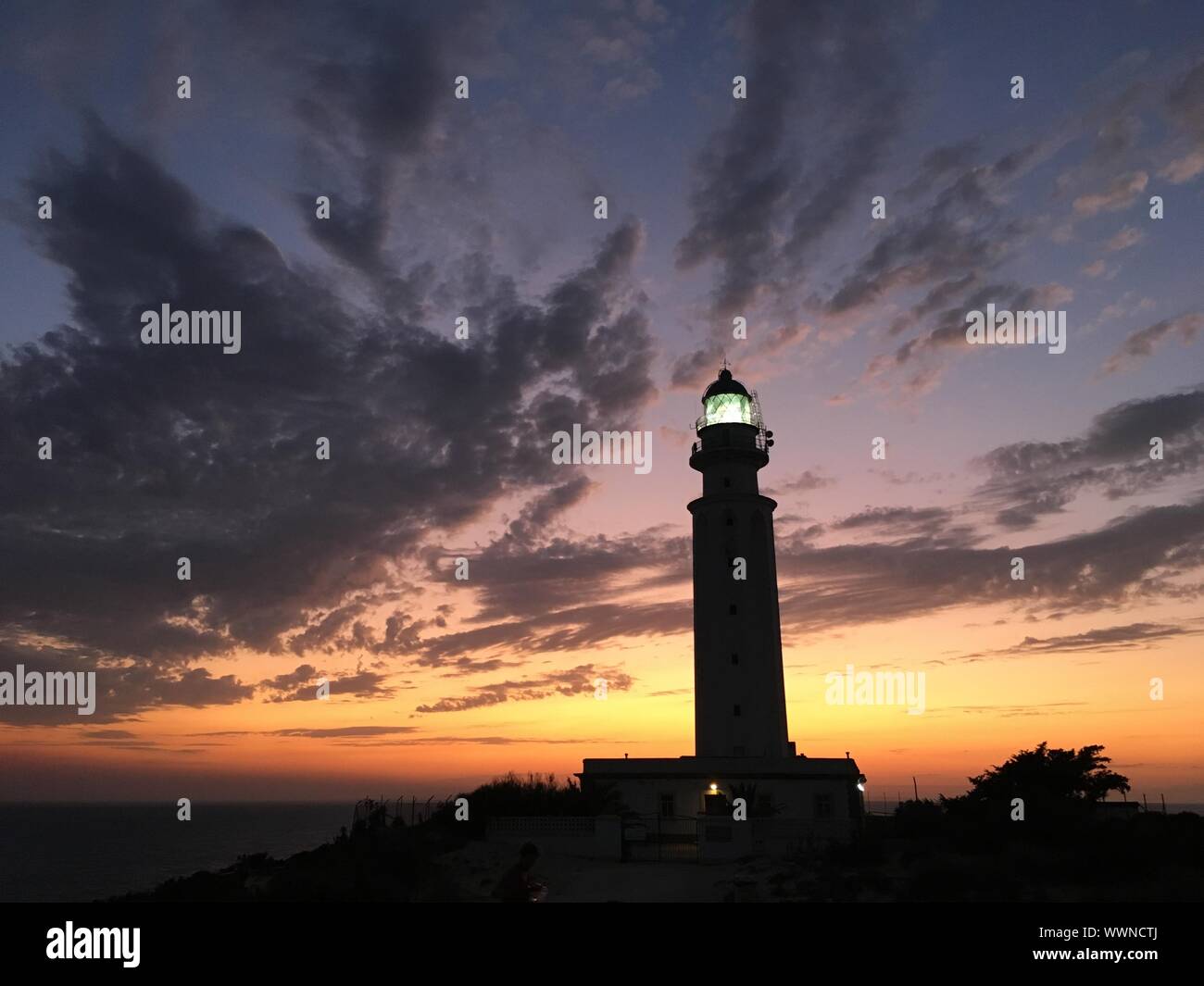 Sonnenuntergang am Trafalgar Leuchtturm an der Küste von Cadiz, Spanien Stockfoto