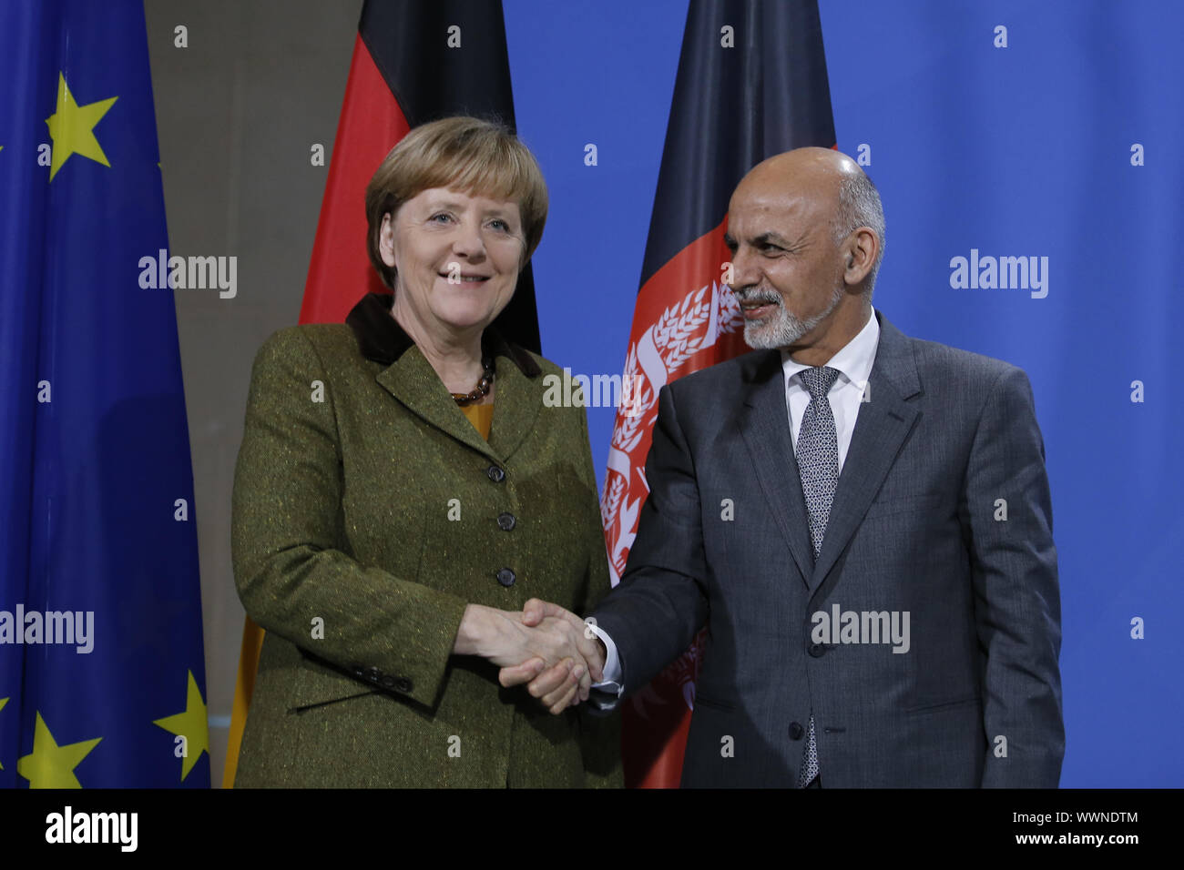 Merkel und Präsident von Afghanistan Aschraf Ghani Ahmadsai cponference bei gemeinsamen drücken. Stockfoto